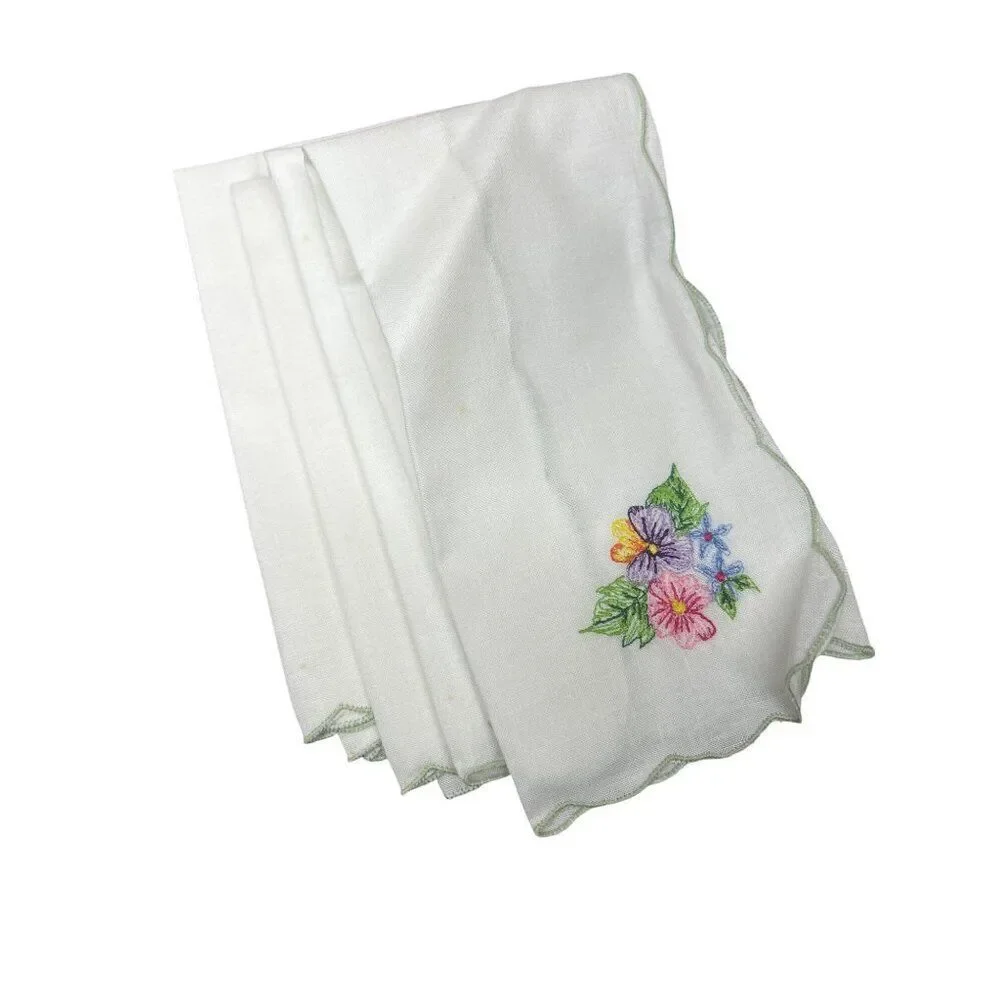 Set Of 4 Embroidered Floral Linen Napkins With Scalloped Edges 55% Ramie 45% Cot
